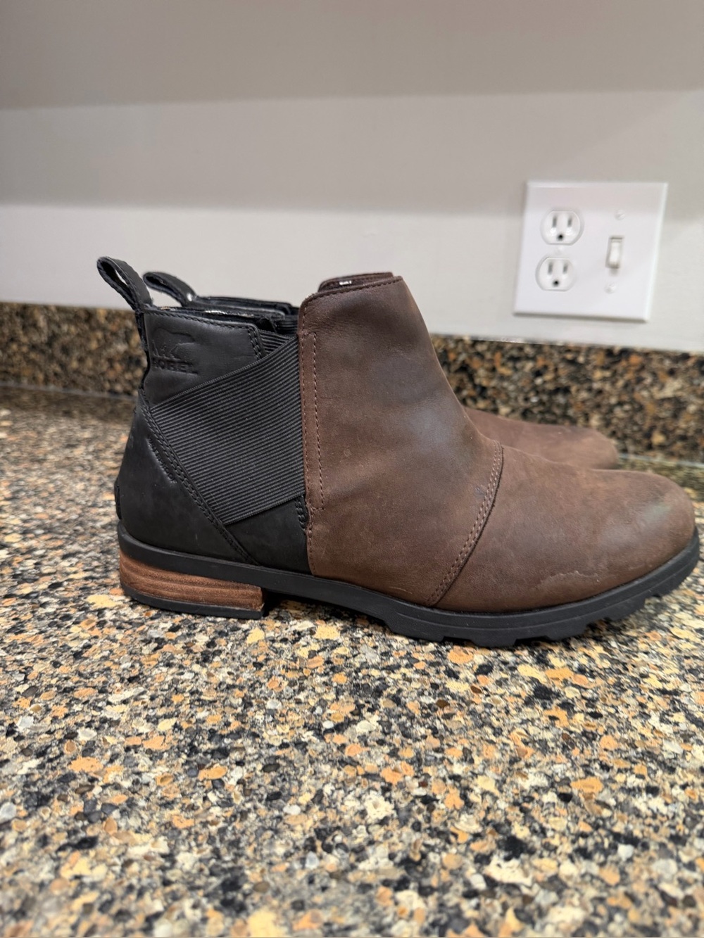 Sorel size 10 Chelsea-Style Leather Ankle Boots